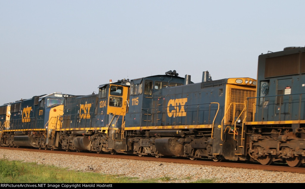 CSX 1115 & 1204 head north on train Q400